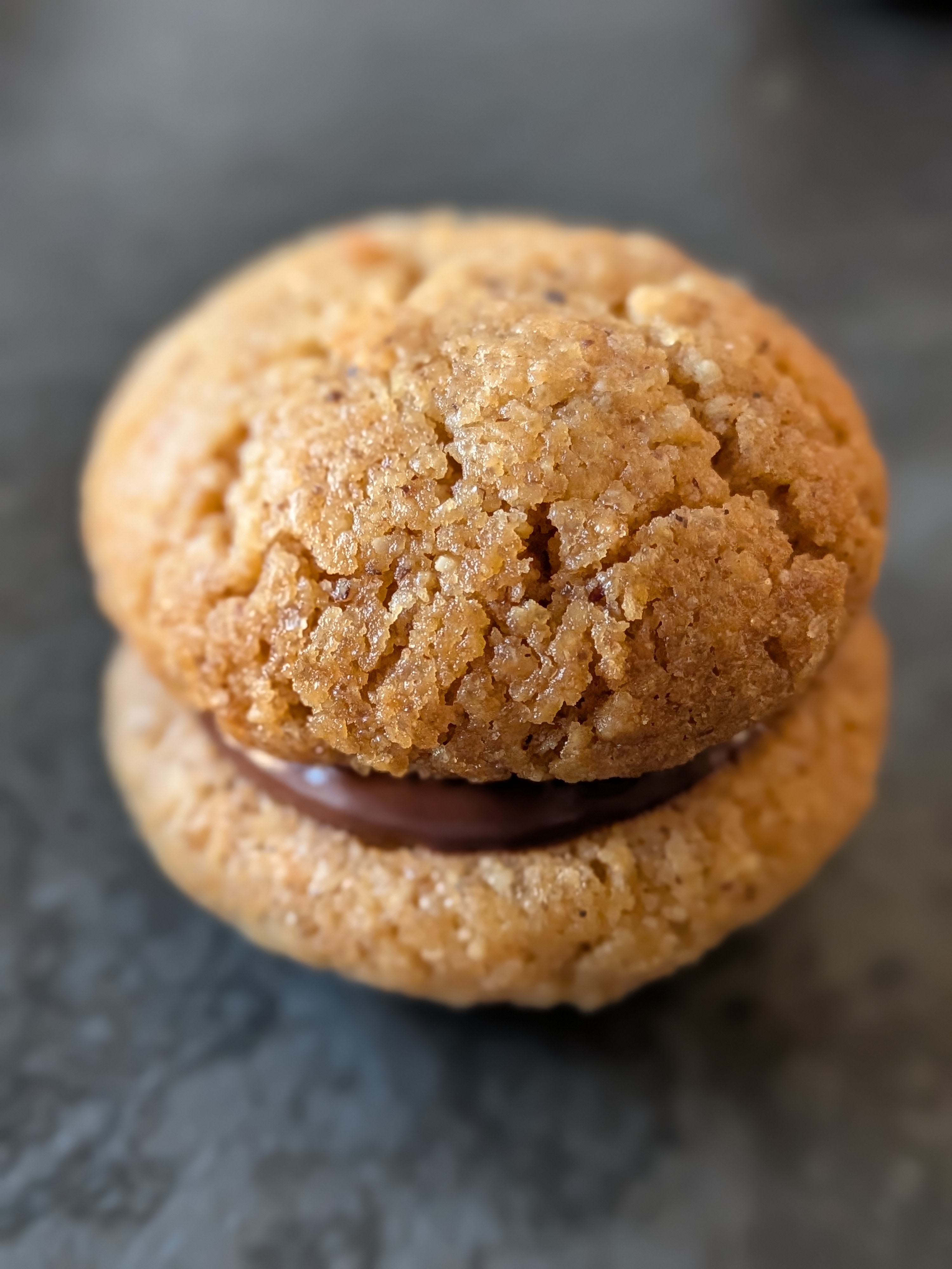 Bacio di Dama artigianale alla nocciola con ripieno al cioccolato fondente