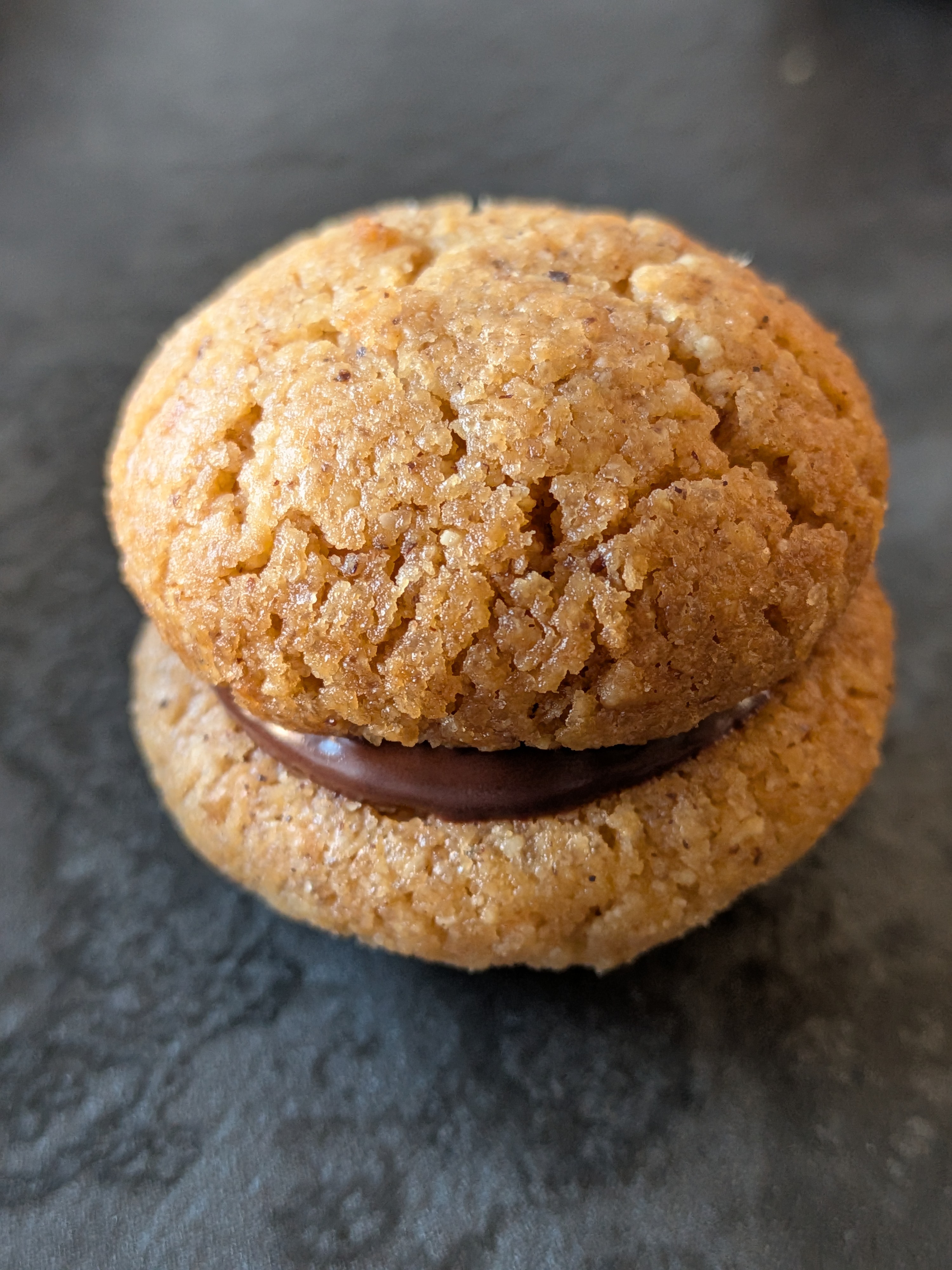Baci di Dama artigianali alla nocciola con ripieno al cioccolato fondente