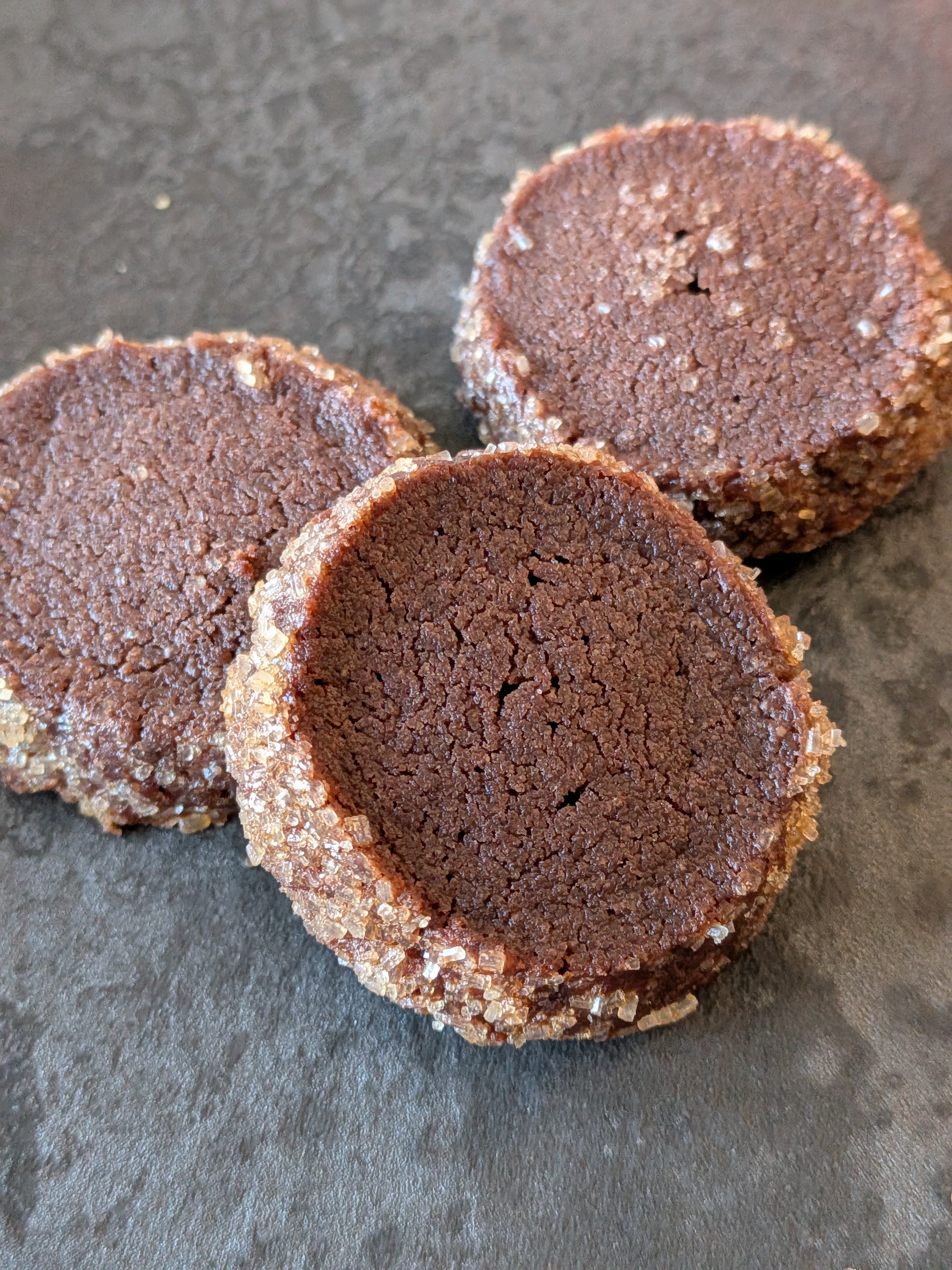 Diamantini artigianali al cacao con bordo croccante di zucchero